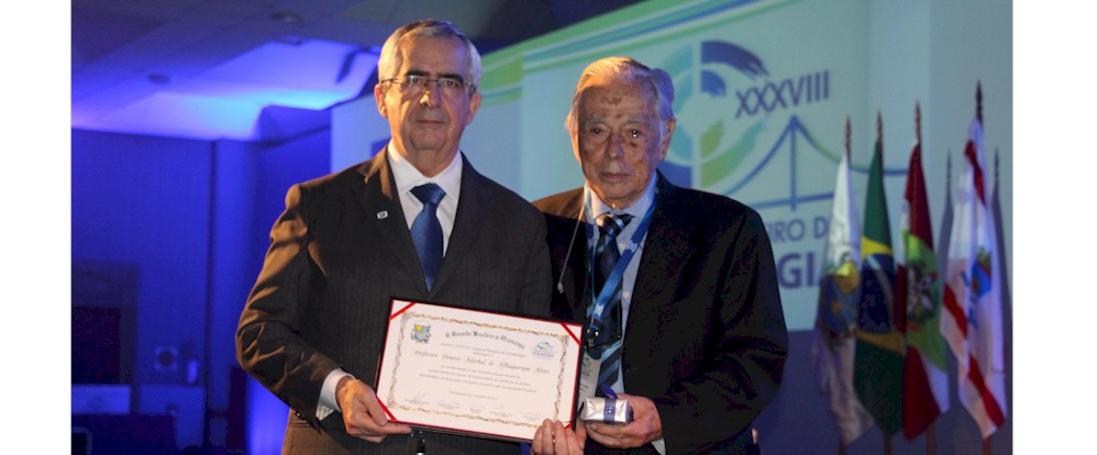 Professor doutor Aderbal de Albuquerque Alves recebe homenagem no CBO2015