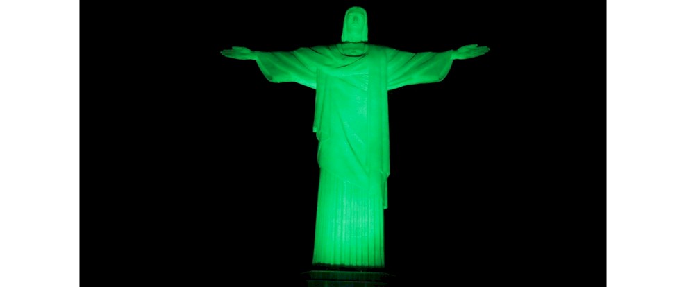 Cristo Redentor é iluminado de verde para lembrar o Dia Nacional de Combate ao Glaucoma